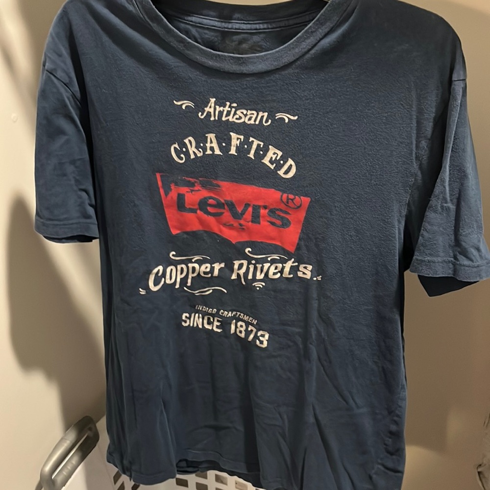 Men’s Levi’s shirt